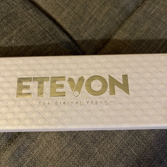 This elegant Etevon is quite stunning. It’s brand new, never been used/worn. - Picture 7 of 9